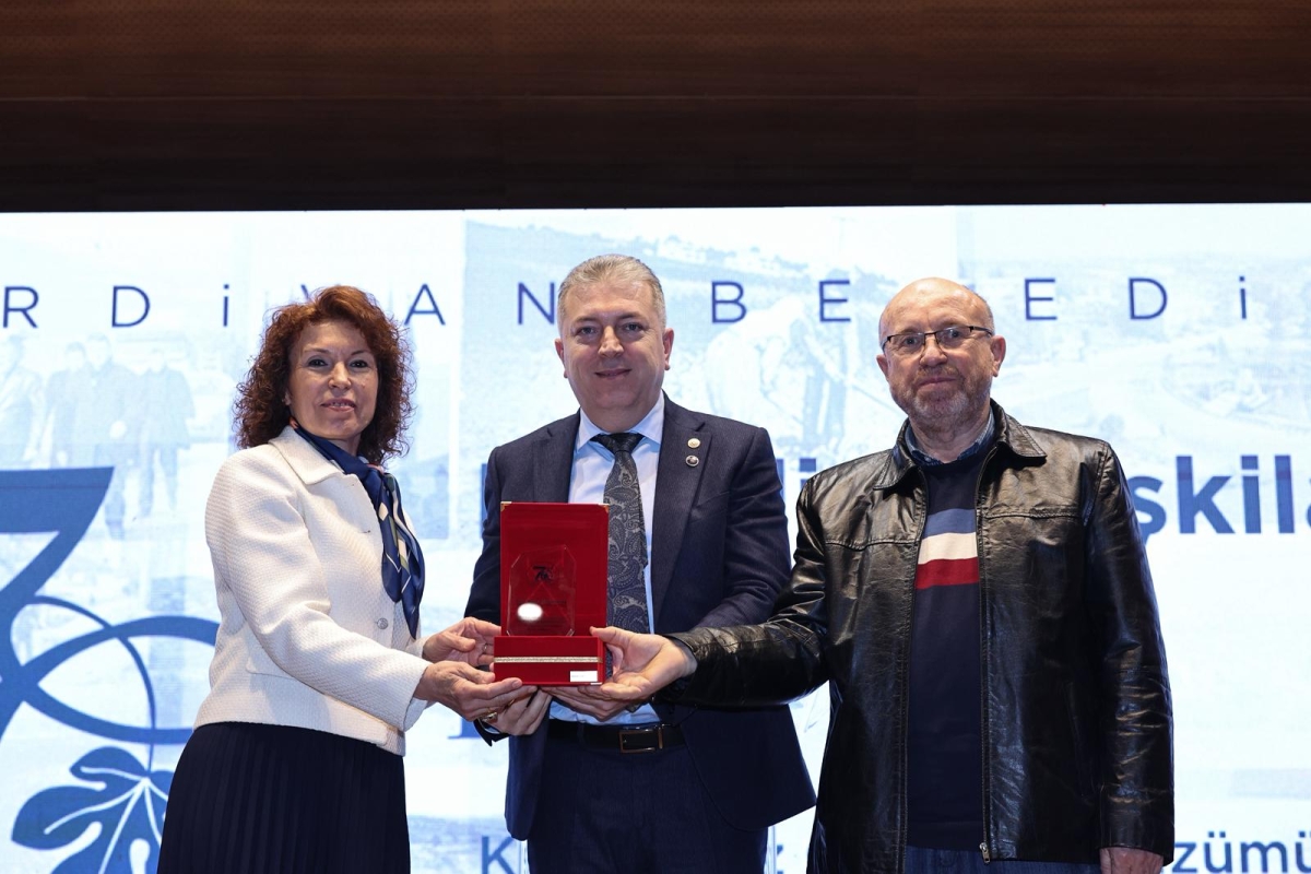 Serdivan Belediyesi, kuruluşunun 70. yılını muhteşem bir geceyle kutladı. İlçeye yön veren isimlerin bir araya geldiği programda, geçmişe vefa, geleceğe vizyon mesajı damga vurdu.