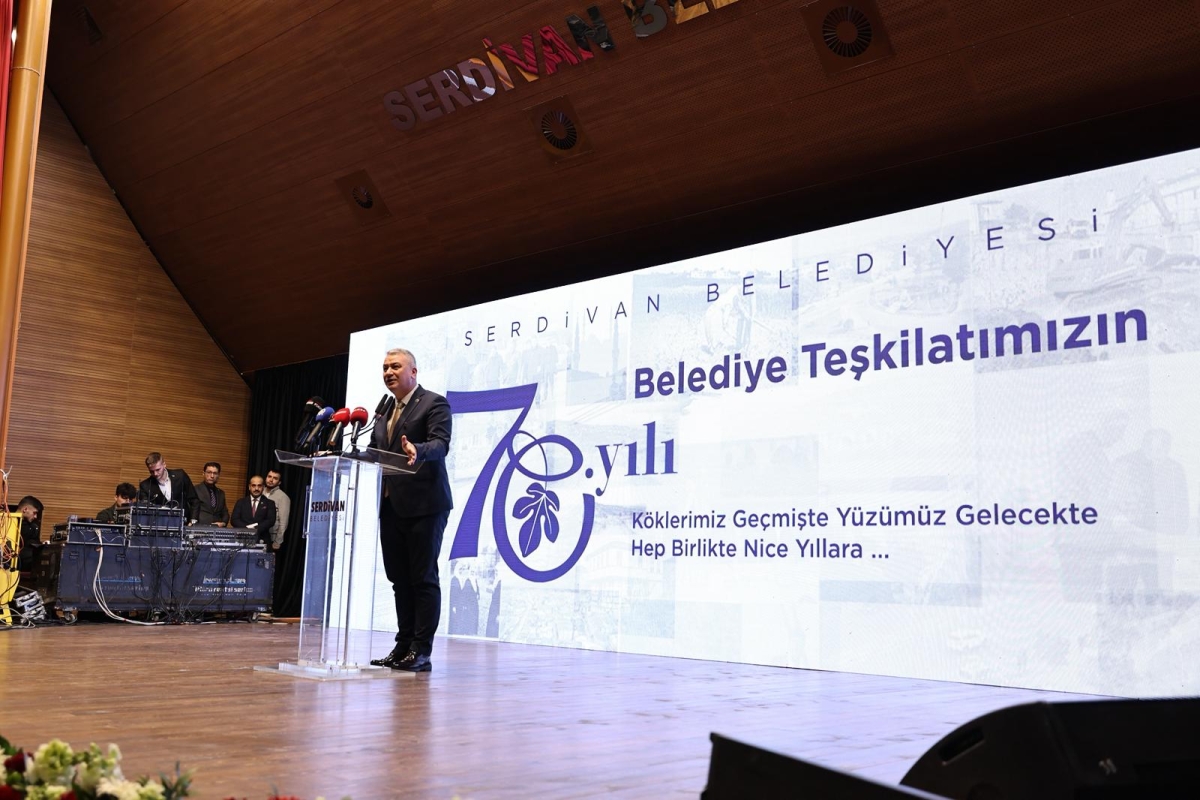 Serdivan Belediyesi, kuruluşunun 70. yılını muhteşem bir geceyle kutladı. İlçeye yön veren isimlerin bir araya geldiği programda, geçmişe vefa, geleceğe vizyon mesajı damga vurdu.