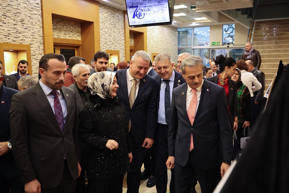 Serdivan Belediyesi, kuruluşunun 70. yılını muhteşem bir geceyle kutladı. İlçeye yön veren isimlerin bir araya geldiği programda, geçmişe vefa, geleceğe vizyon mesajı damga vurdu.