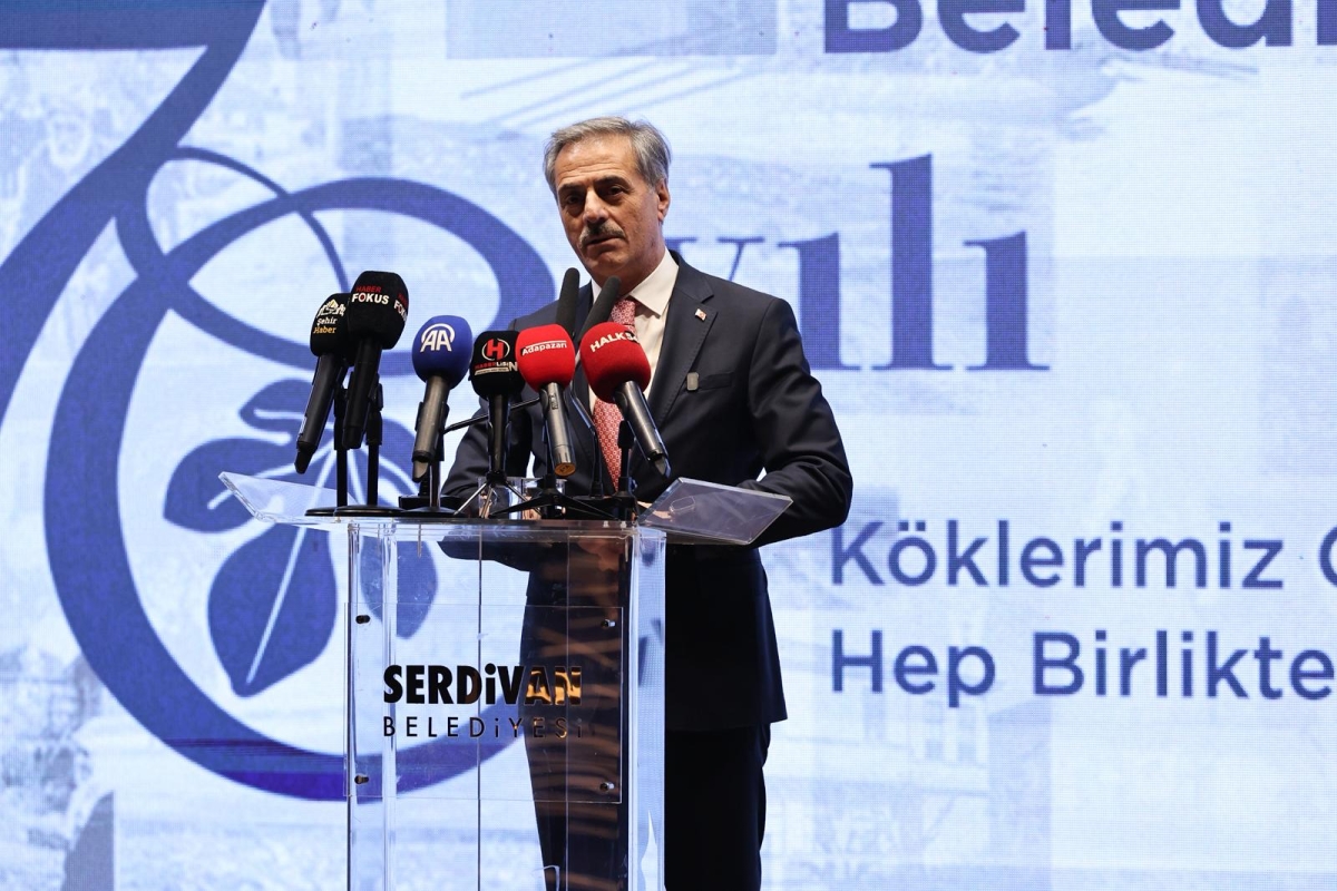 Serdivan Belediyesi, kuruluşunun 70. yılını muhteşem bir geceyle kutladı. İlçeye yön veren isimlerin bir araya geldiği programda, geçmişe vefa, geleceğe vizyon mesajı damga vurdu.