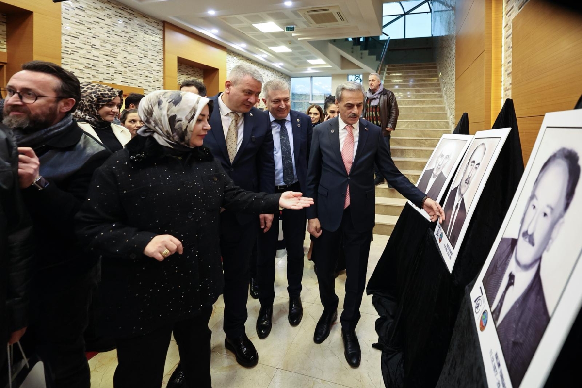 Serdivan Belediyesi, kuruluşunun 70. yılını muhteşem bir geceyle kutladı. İlçeye yön veren isimlerin bir araya geldiği programda, geçmişe vefa, geleceğe vizyon mesajı damga vurdu.