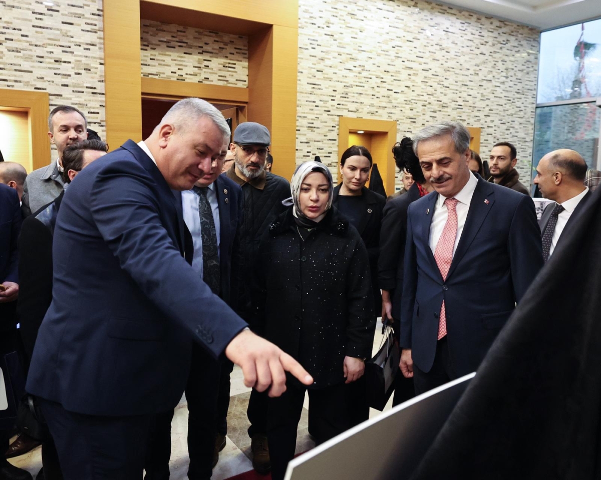Serdivan Belediyesi, kuruluşunun 70. yılını muhteşem bir geceyle kutladı. İlçeye yön veren isimlerin bir araya geldiği programda, geçmişe vefa, geleceğe vizyon mesajı damga vurdu.