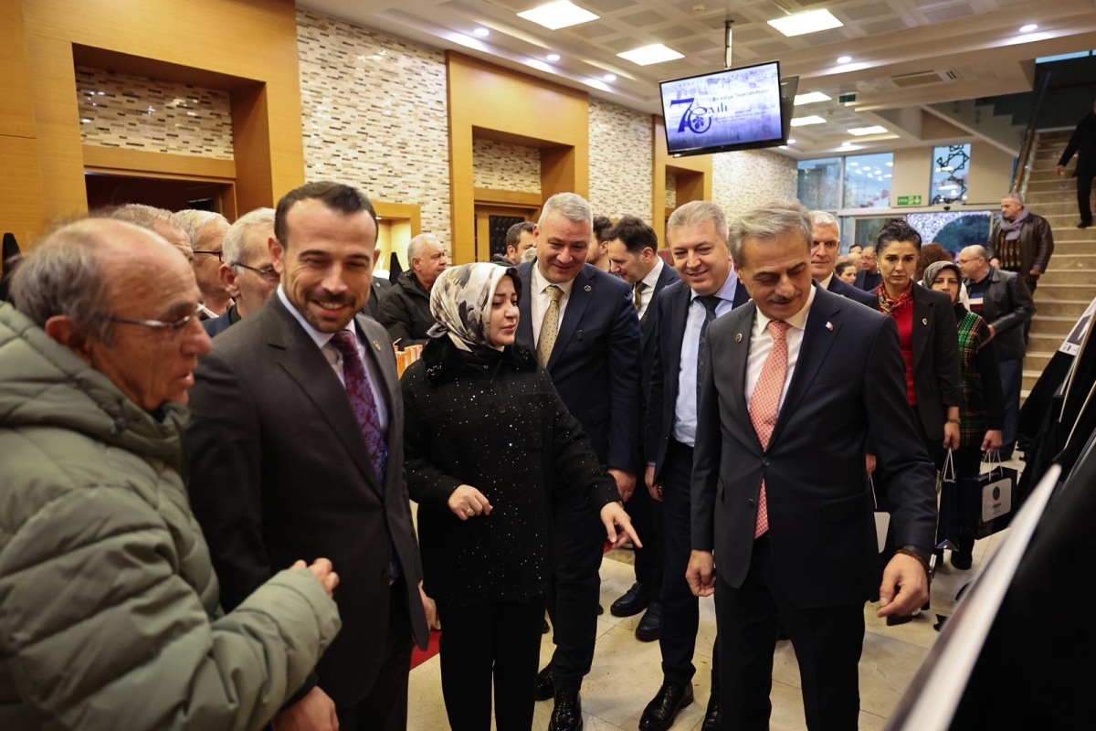 Serdivan Belediyesi, kuruluşunun 70. yılını muhteşem bir geceyle kutladı. İlçeye yön veren isimlerin bir araya geldiği programda, geçmişe vefa, geleceğe vizyon mesajı damga vurdu.