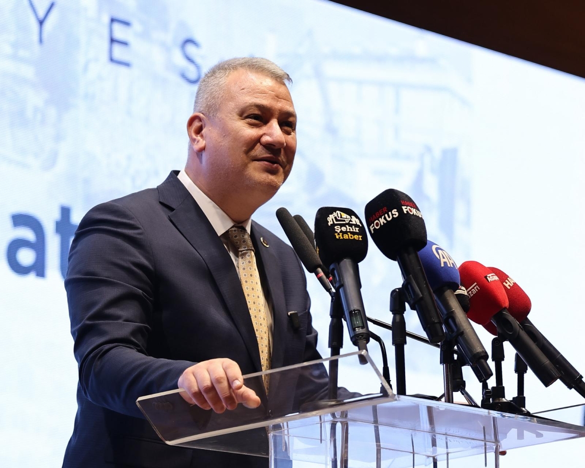 Serdivan Belediyesi, kuruluşunun 70. yılını muhteşem bir geceyle kutladı. İlçeye yön veren isimlerin bir araya geldiği programda, geçmişe vefa, geleceğe vizyon mesajı damga vurdu.