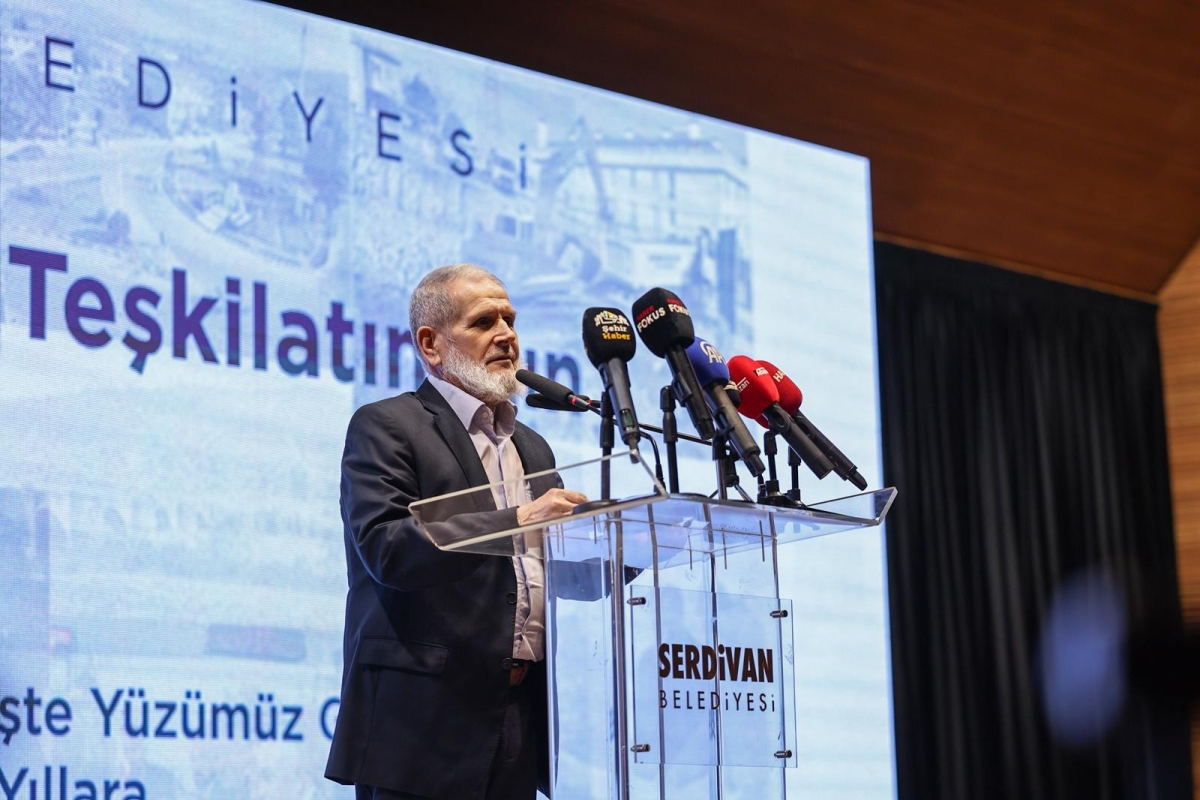 Serdivan Belediyesi, kuruluşunun 70. yılını muhteşem bir geceyle kutladı. İlçeye yön veren isimlerin bir araya geldiği programda, geçmişe vefa, geleceğe vizyon mesajı damga vurdu.