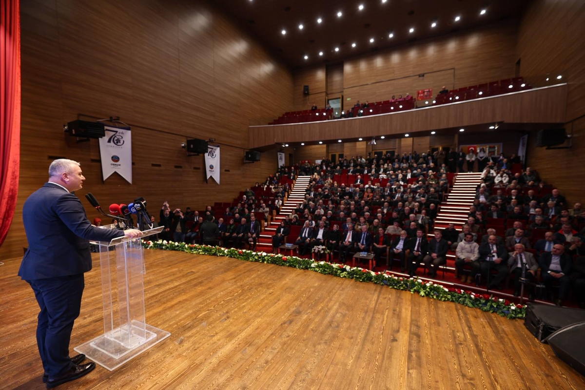 Serdivan Belediyesi, kuruluşunun 70. yılını muhteşem bir geceyle kutladı. İlçeye yön veren isimlerin bir araya geldiği programda, geçmişe vefa, geleceğe vizyon mesajı damga vurdu.