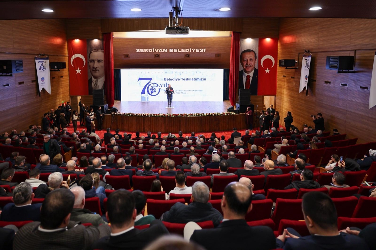 Serdivan Belediyesi, kuruluşunun 70. yılını muhteşem bir geceyle kutladı. İlçeye yön veren isimlerin bir araya geldiği programda, geçmişe vefa, geleceğe vizyon mesajı damga vurdu.