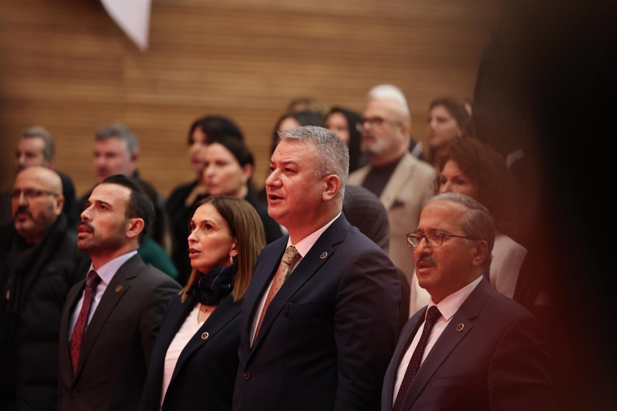 Serdivan Belediyesi, kuruluşunun 70. yılını muhteşem bir geceyle kutladı. İlçeye yön veren isimlerin bir araya geldiği programda, geçmişe vefa, geleceğe vizyon mesajı damga vurdu.