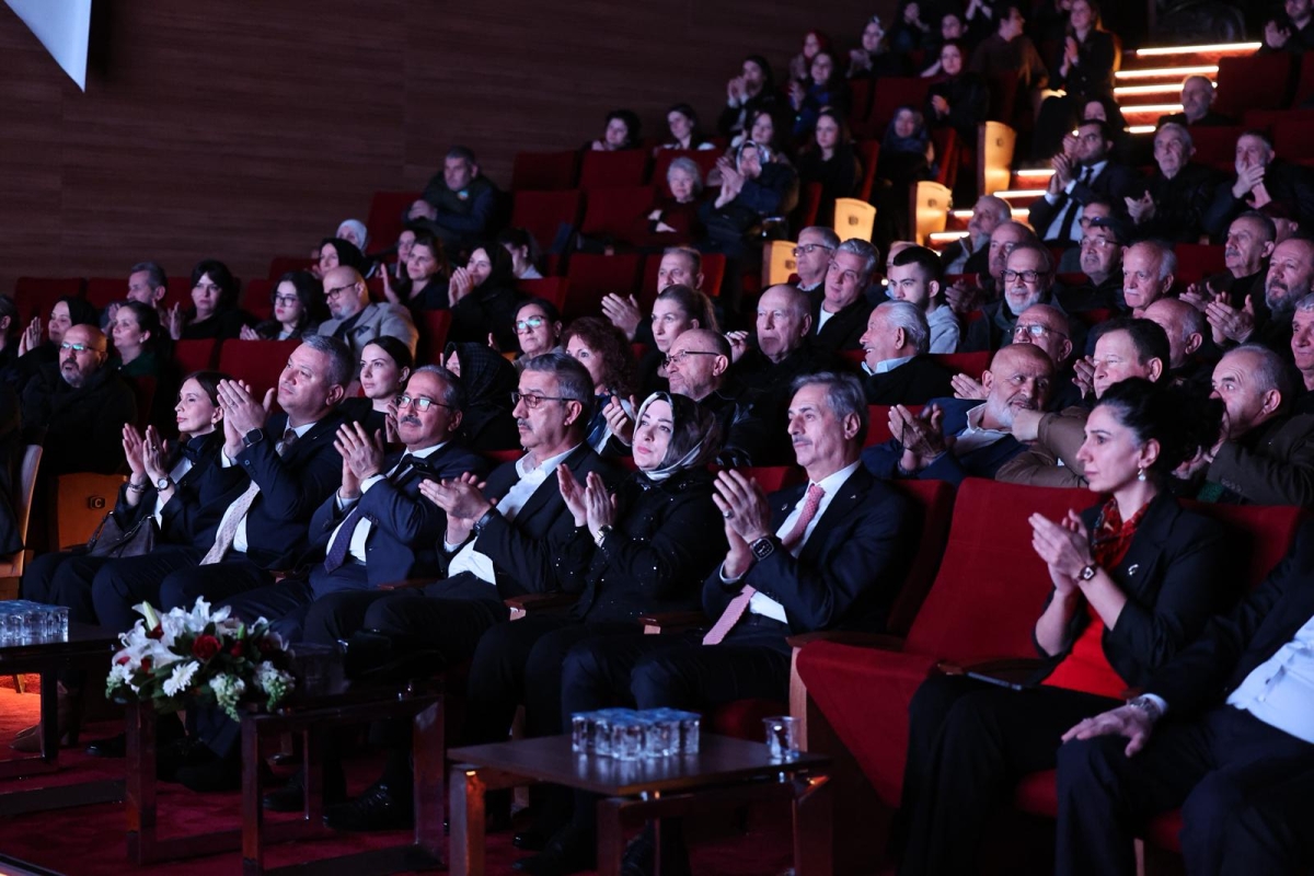 Serdivan Belediyesi, kuruluşunun 70. yılını muhteşem bir geceyle kutladı. İlçeye yön veren isimlerin bir araya geldiği programda, geçmişe vefa, geleceğe vizyon mesajı damga vurdu.