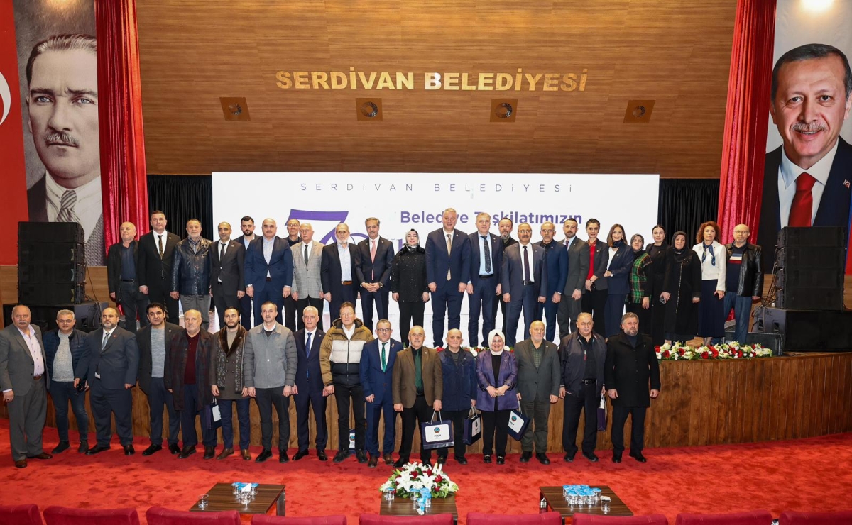 Serdivan Belediyesi, kuruluşunun 70. yılını muhteşem bir geceyle kutladı. İlçeye yön veren isimlerin bir araya geldiği programda, geçmişe vefa, geleceğe vizyon mesajı damga vurdu.