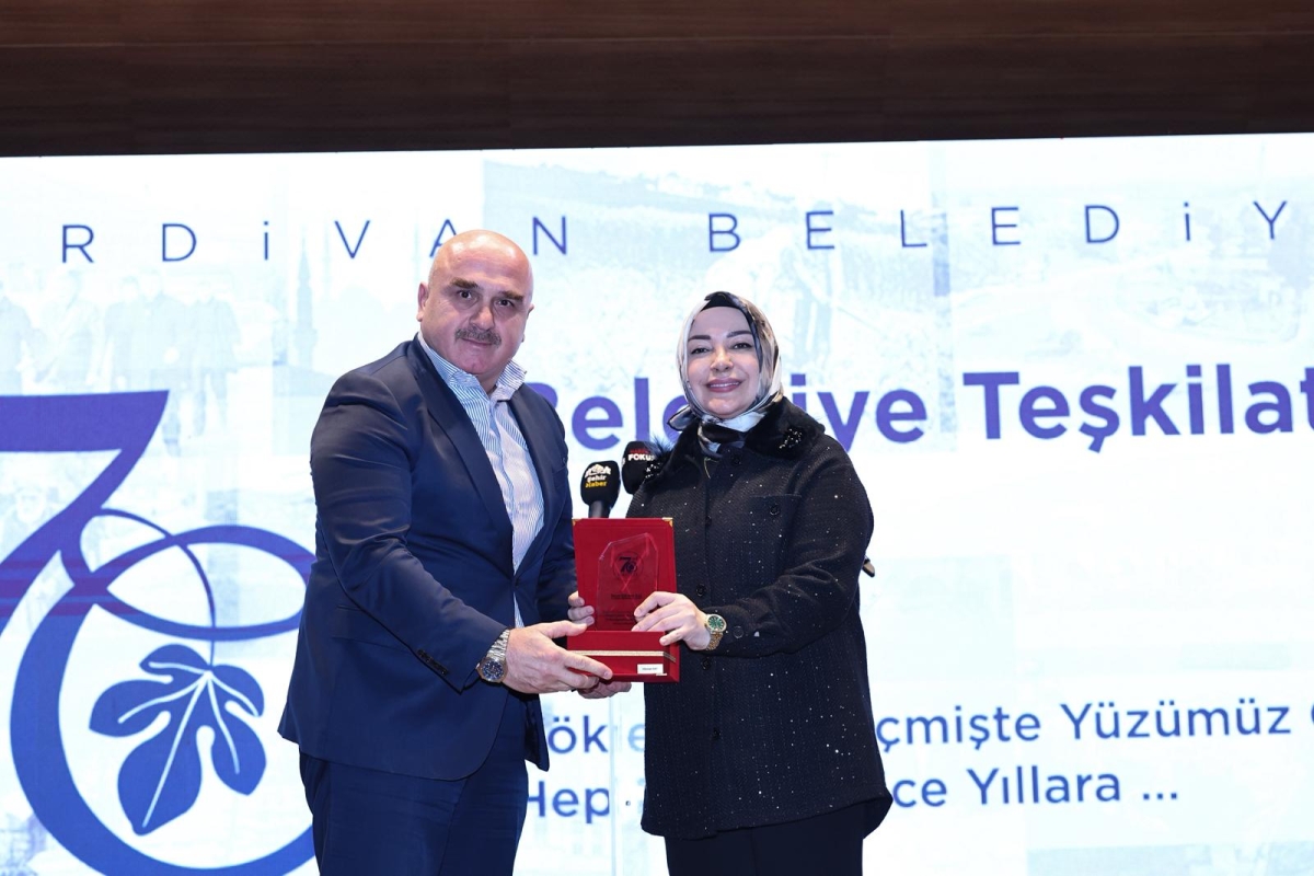 Serdivan Belediyesi, kuruluşunun 70. yılını muhteşem bir geceyle kutladı. İlçeye yön veren isimlerin bir araya geldiği programda, geçmişe vefa, geleceğe vizyon mesajı damga vurdu.