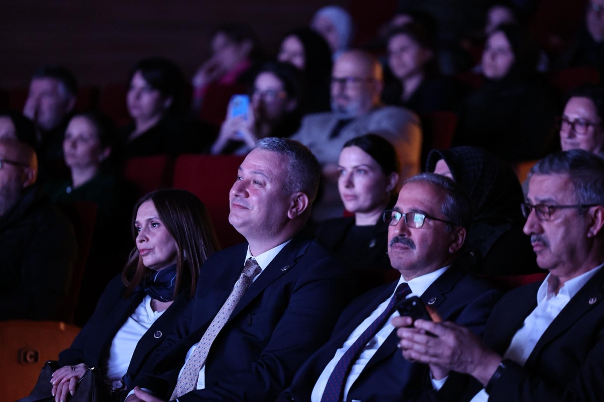 Serdivan Belediyesi, kuruluşunun 70. yılını muhteşem bir geceyle kutladı. İlçeye yön veren isimlerin bir araya geldiği programda, geçmişe vefa, geleceğe vizyon mesajı damga vurdu.