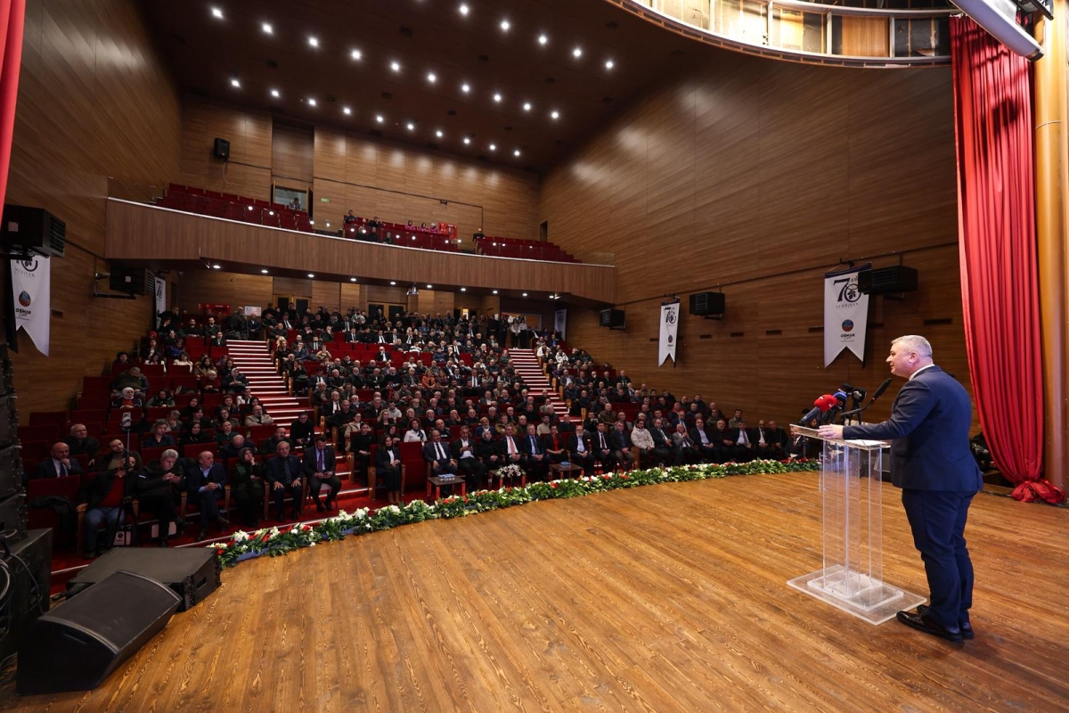 Serdivan Belediyesi, kuruluşunun 70. yılını muhteşem bir geceyle kutladı. İlçeye yön veren isimlerin bir araya geldiği programda, geçmişe vefa, geleceğe vizyon mesajı damga vurdu.