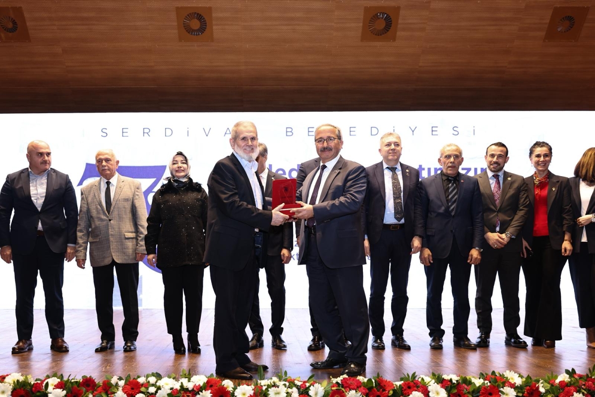 Serdivan Belediyesi, kuruluşunun 70. yılını muhteşem bir geceyle kutladı. İlçeye yön veren isimlerin bir araya geldiği programda, geçmişe vefa, geleceğe vizyon mesajı damga vurdu.