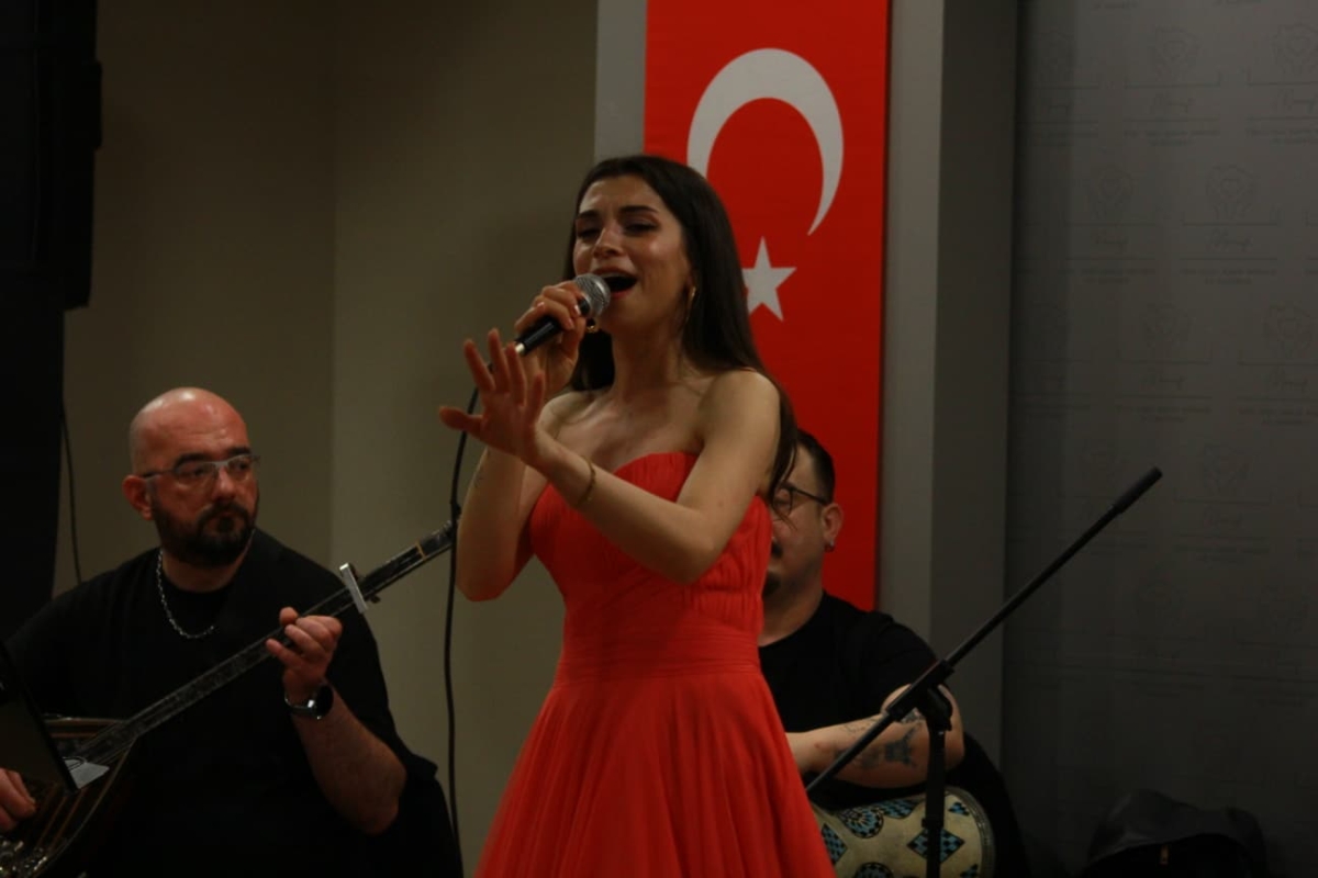 Duyarlı sanatçı Mor Narpın, Sevgililer Günü’nde Sakarya’da unutulmaz bir sosyal sorumluluk konserine imza attı.