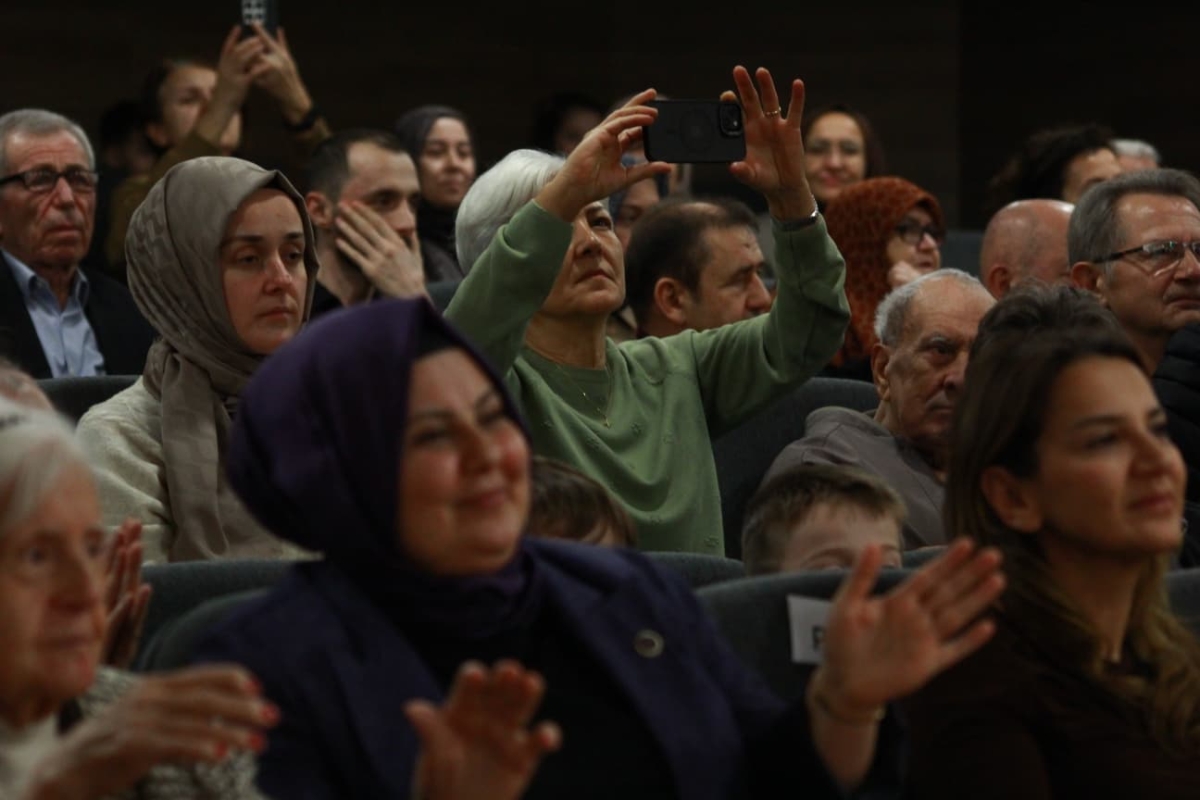 Duyarlı sanatçı Mor Narpın, Sevgililer Günü’nde Sakarya’da unutulmaz bir sosyal sorumluluk konserine imza attı.