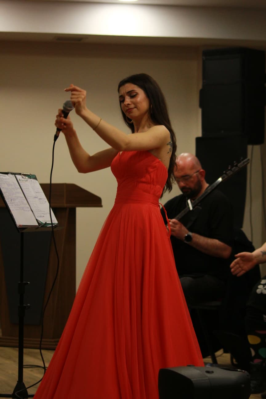 Duyarlı sanatçı Mor Narpın, Sevgililer Günü’nde Sakarya’da unutulmaz bir sosyal sorumluluk konserine imza attı.