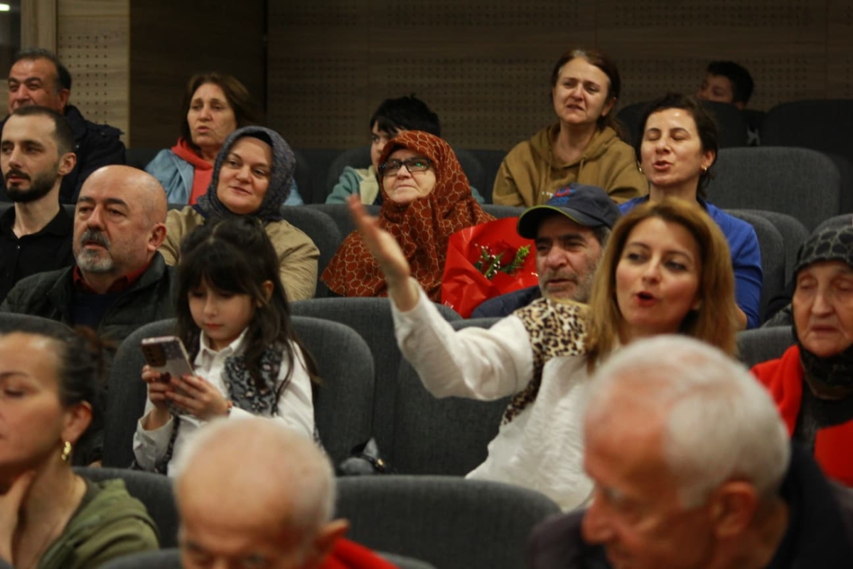 Duyarlı sanatçı Mor Narpın, Sevgililer Günü’nde Sakarya’da unutulmaz bir sosyal sorumluluk konserine imza attı.