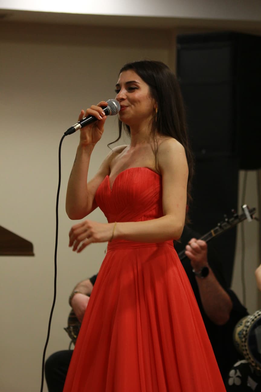 Duyarlı sanatçı Mor Narpın, Sevgililer Günü’nde Sakarya’da unutulmaz bir sosyal sorumluluk konserine imza attı.
