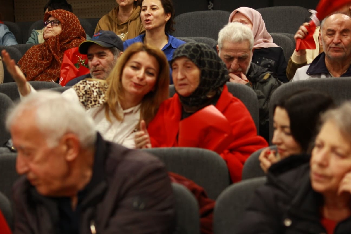 Duyarlı sanatçı Mor Narpın, Sevgililer Günü’nde Sakarya’da unutulmaz bir sosyal sorumluluk konserine imza attı.
