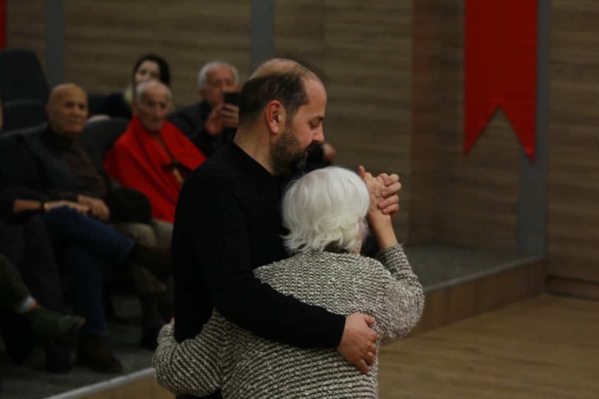 Duyarlı sanatçı Mor Narpın, Sevgililer Günü’nde Sakarya’da unutulmaz bir sosyal sorumluluk konserine imza attı.