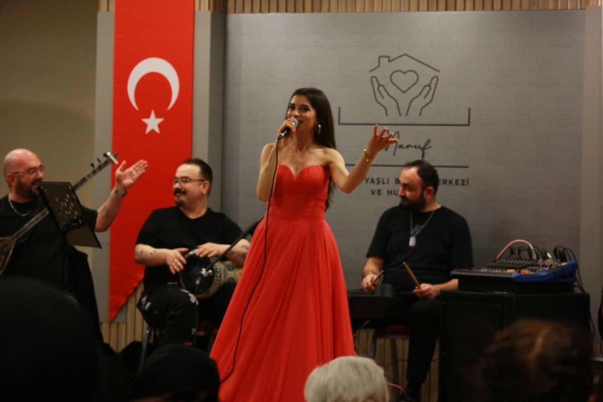 Duyarlı sanatçı Mor Narpın, Sevgililer Günü’nde Sakarya’da unutulmaz bir sosyal sorumluluk konserine imza attı.