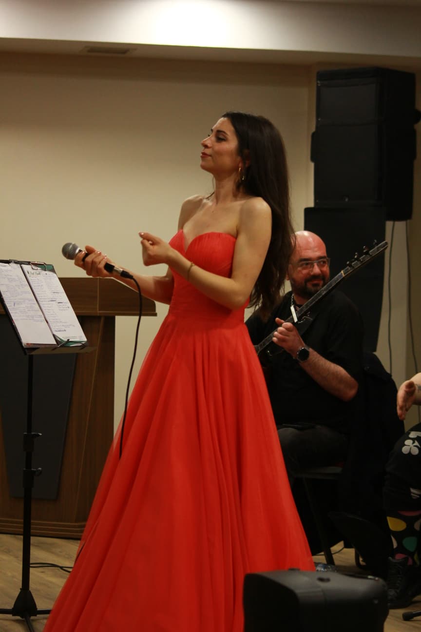 Duyarlı sanatçı Mor Narpın, Sevgililer Günü’nde Sakarya’da unutulmaz bir sosyal sorumluluk konserine imza attı.