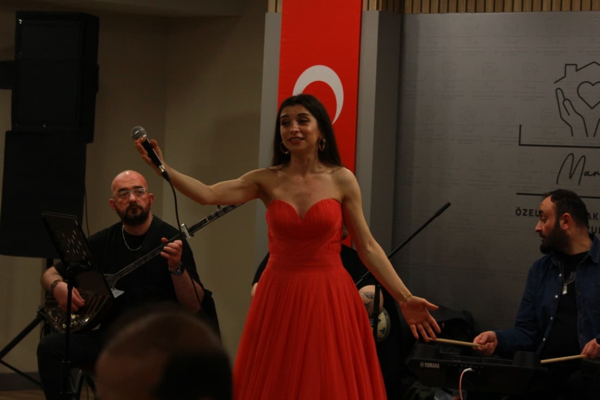 Duyarlı sanatçı Mor Narpın, Sevgililer Günü’nde Sakarya’da unutulmaz bir sosyal sorumluluk konserine imza attı.