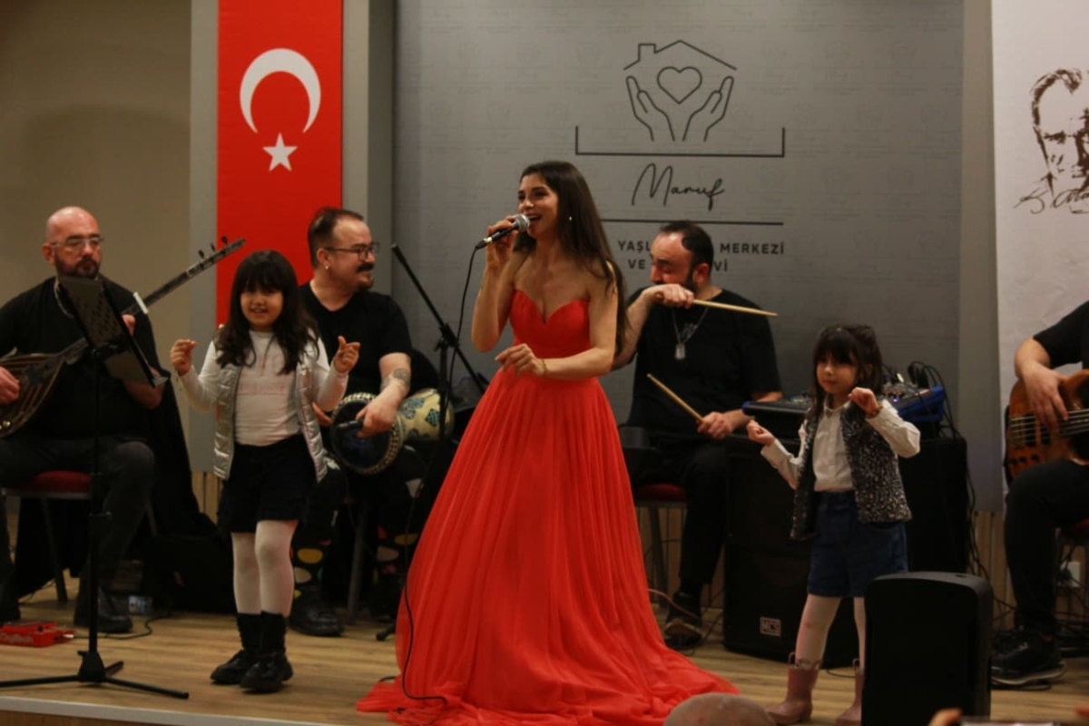 Duyarlı sanatçı Mor Narpın, Sevgililer Günü’nde Sakarya’da unutulmaz bir sosyal sorumluluk konserine imza attı.