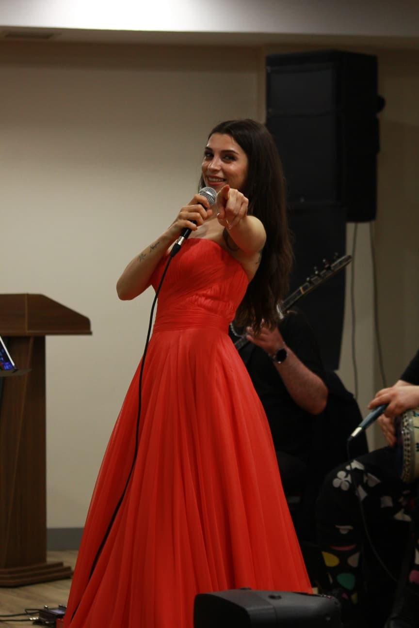 Duyarlı sanatçı Mor Narpın, Sevgililer Günü’nde Sakarya’da unutulmaz bir sosyal sorumluluk konserine imza attı.