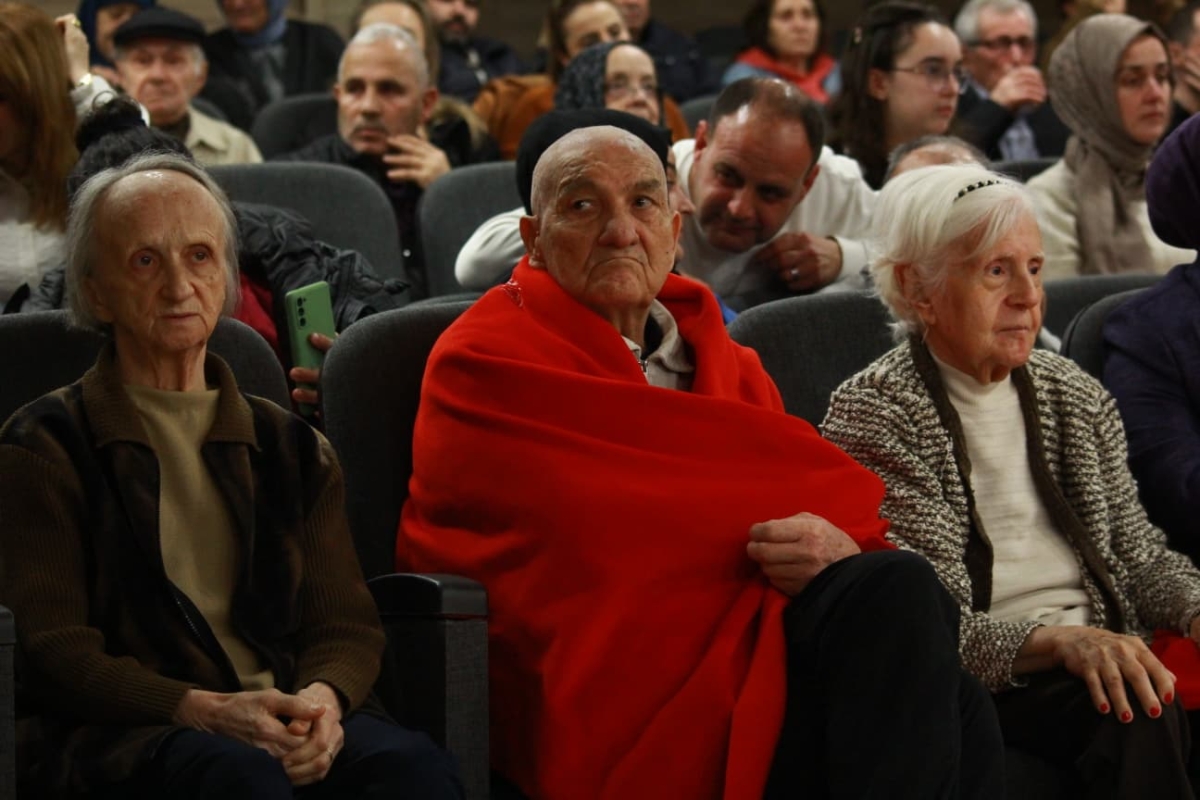 Duyarlı sanatçı Mor Narpın, Sevgililer Günü’nde Sakarya’da unutulmaz bir sosyal sorumluluk konserine imza attı.