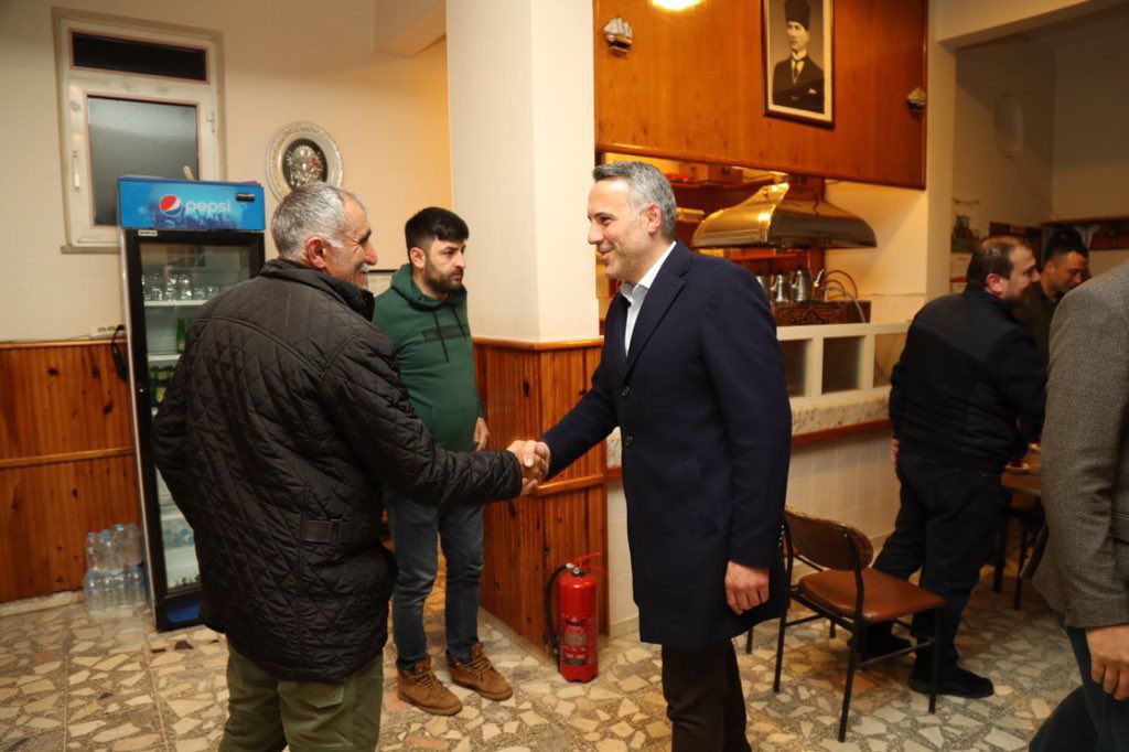 AK Parti Sakarya İl Başkanı Yunus Tever, şehri karış karış gezecekleri dev bir ziyaret programının startını verdi. Hedefte 194 bin 716 üyenin tamamı var. Her üyeye Cumhurbaşkanı Erdoğan imzalı özel bir teşekkür belgesi takdim