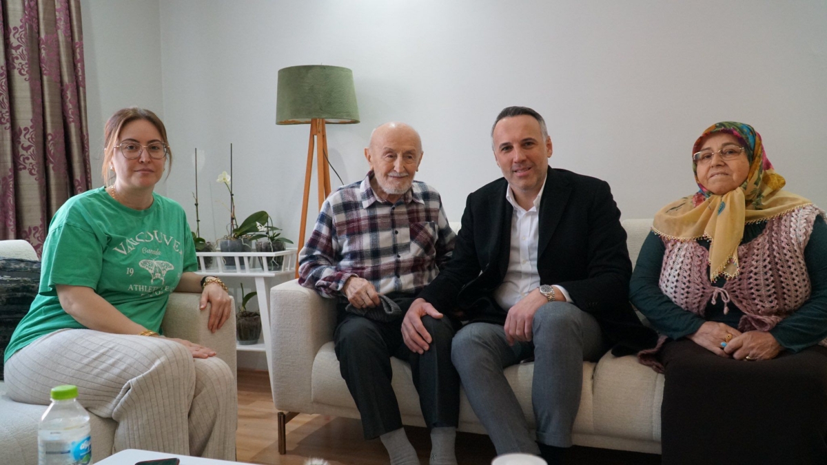 AK Parti Sakarya İl Başkanı Yunus Tever, şehri karış karış gezecekleri dev bir ziyaret programının startını verdi. Hedefte 194 bin 716 üyenin tamamı var. Her üyeye Cumhurbaşkanı Erdoğan imzalı özel bir teşekkür belgesi takdim