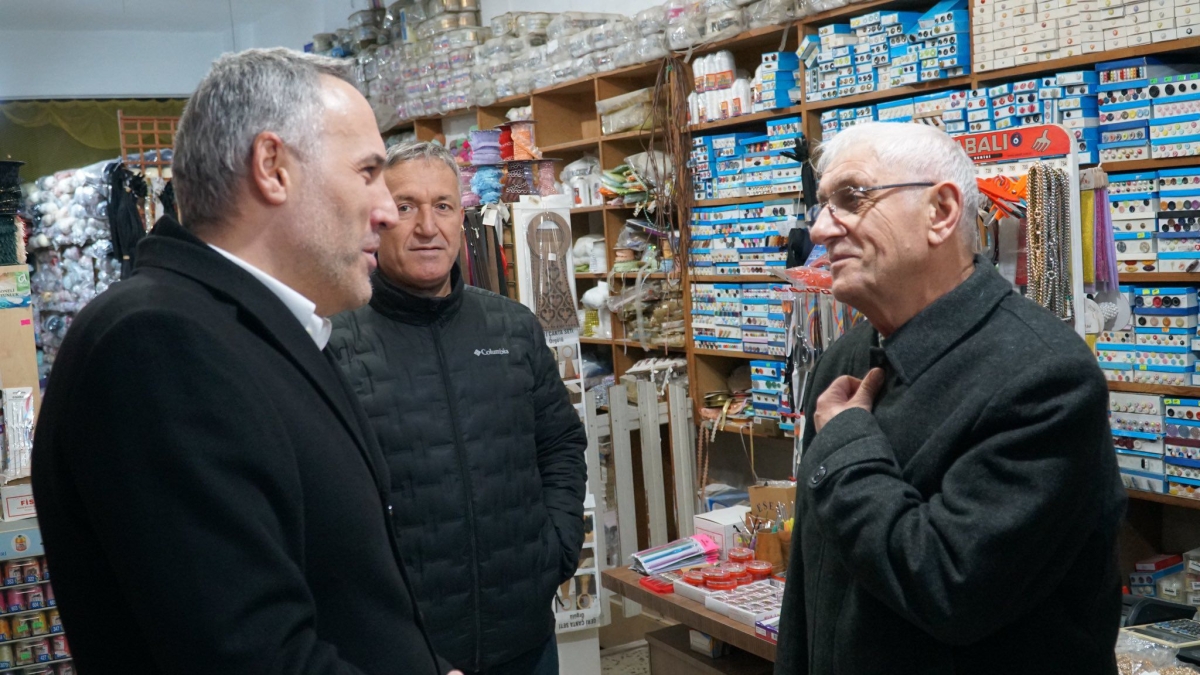 AK Parti Sakarya İl Başkanı Yunus Tever, şehri karış karış gezecekleri dev bir ziyaret programının startını verdi. Hedefte 194 bin 716 üyenin tamamı var. Her üyeye Cumhurbaşkanı Erdoğan imzalı özel bir teşekkür belgesi takdim