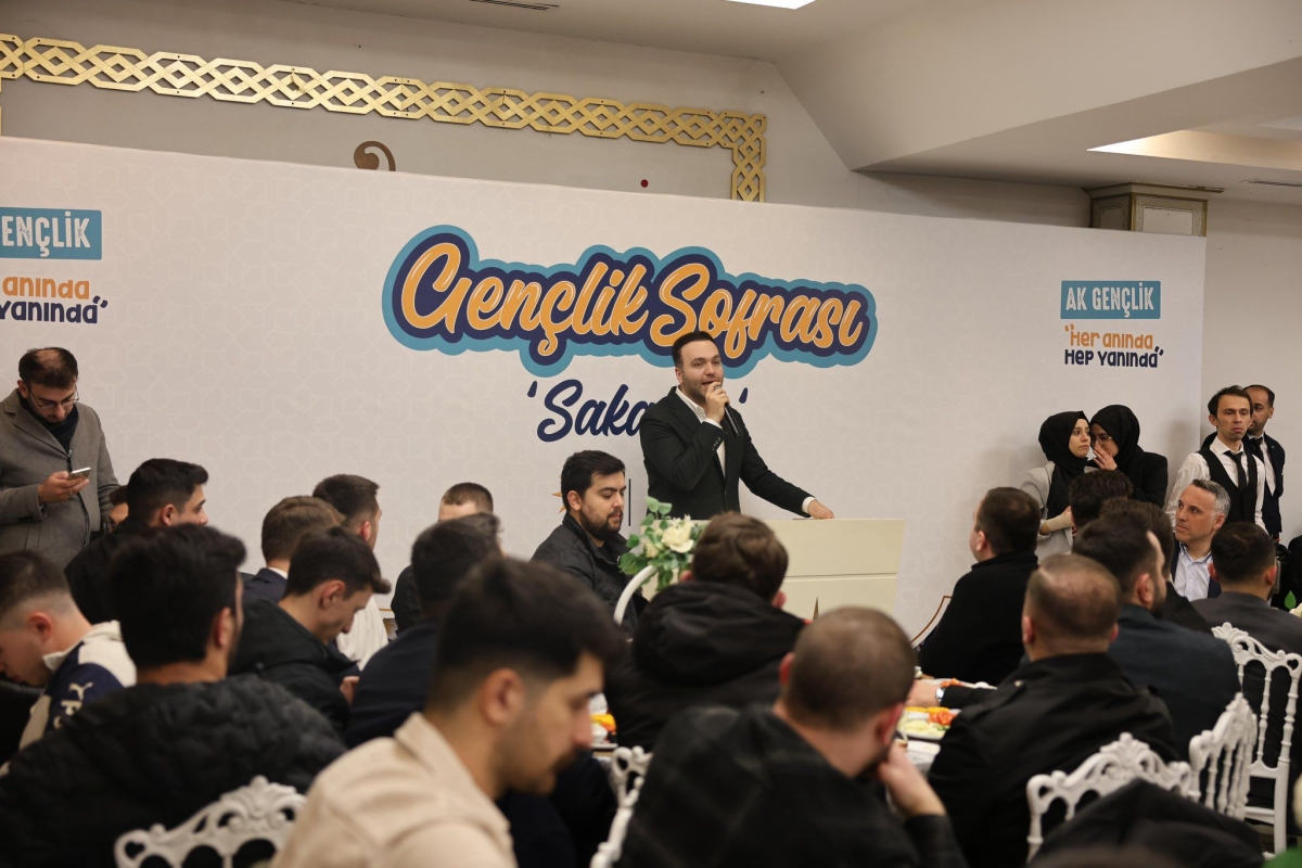 AK Parti Sakarya İl Başkanı Yunus Tever, şehri karış karış gezecekleri dev bir ziyaret programının startını verdi. Hedefte 194 bin 716 üyenin tamamı var. Her üyeye Cumhurbaşkanı Erdoğan imzalı özel bir teşekkür belgesi takdim