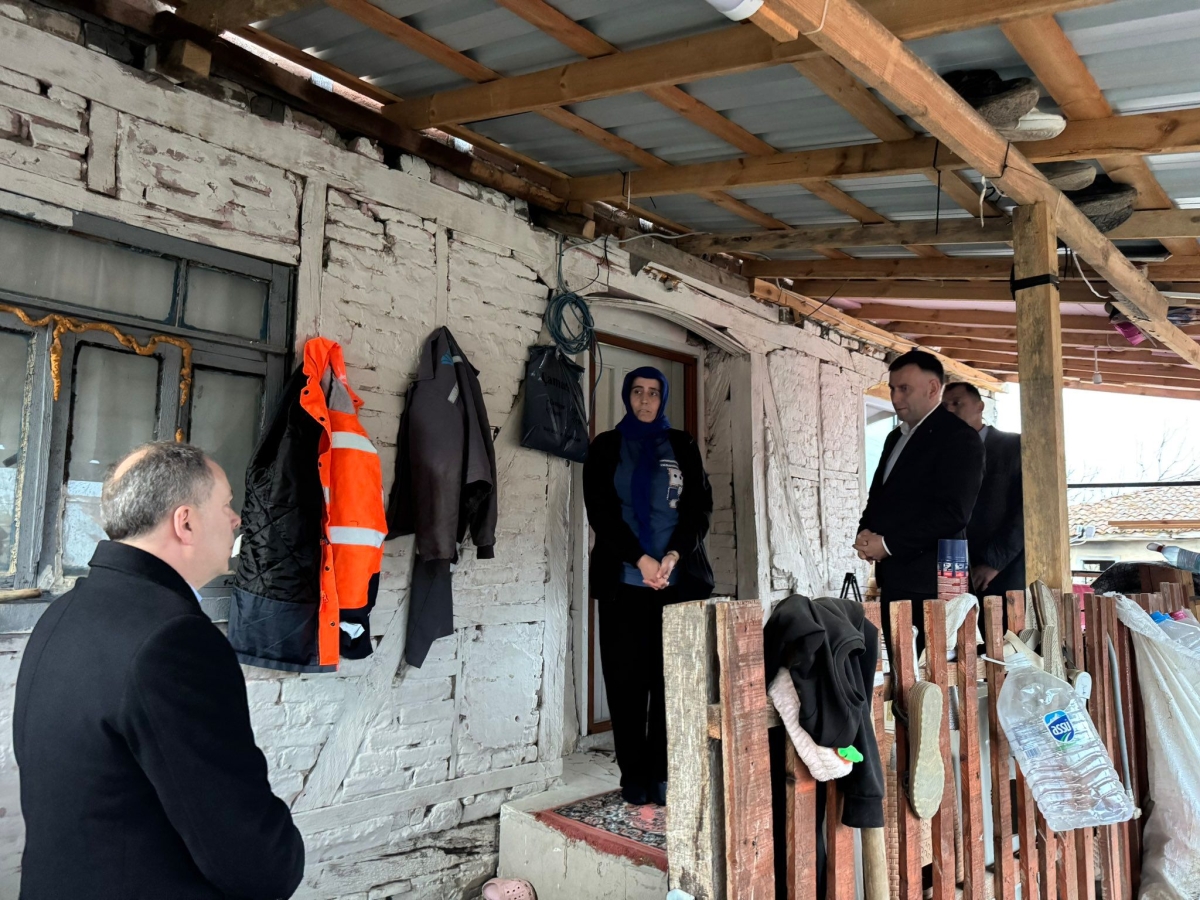 AK Parti Sakarya İl Başkanı Yunus Tever, şehri karış karış gezecekleri dev bir ziyaret programının startını verdi. Hedefte 194 bin 716 üyenin tamamı var. Her üyeye Cumhurbaşkanı Erdoğan imzalı özel bir teşekkür belgesi takdim