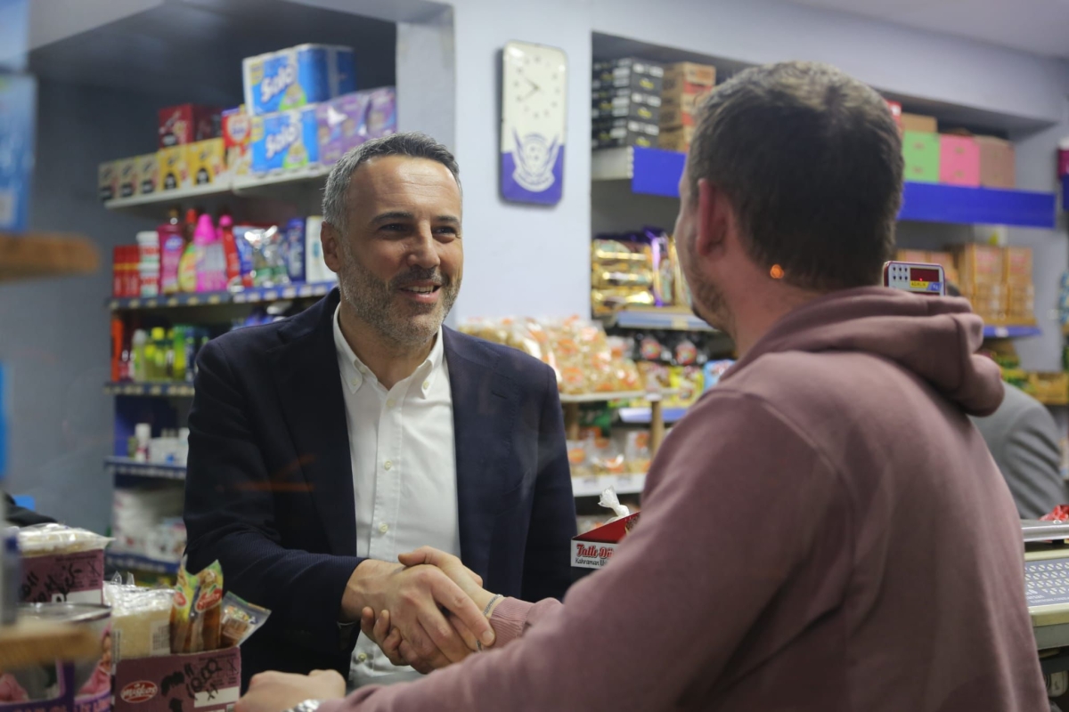 AK Parti Sakarya İl Başkanı Yunus Tever, şehri karış karış gezecekleri dev bir ziyaret programının startını verdi. Hedefte 194 bin 716 üyenin tamamı var. Her üyeye Cumhurbaşkanı Erdoğan imzalı özel bir teşekkür belgesi takdim
