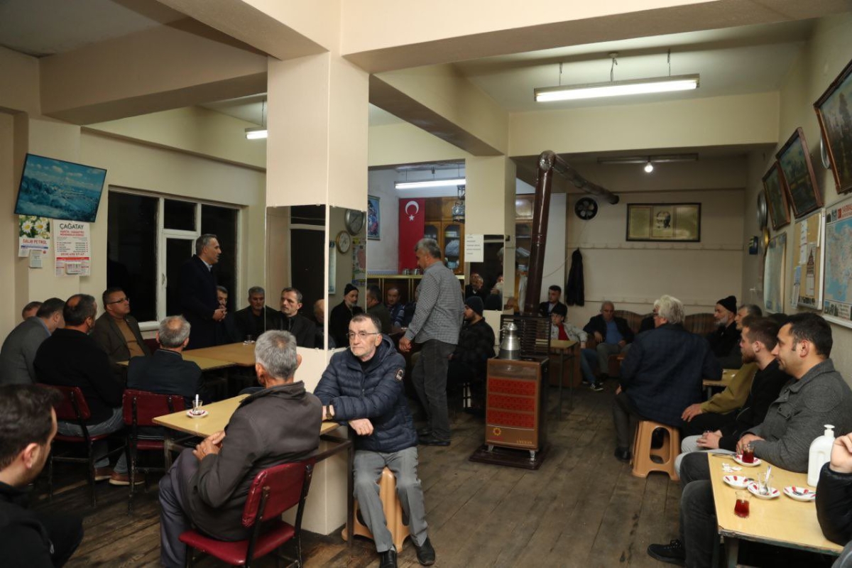 AK Parti Sakarya İl Başkanı Yunus Tever, şehri karış karış gezecekleri dev bir ziyaret programının startını verdi. Hedefte 194 bin 716 üyenin tamamı var. Her üyeye Cumhurbaşkanı Erdoğan imzalı özel bir teşekkür belgesi takdim