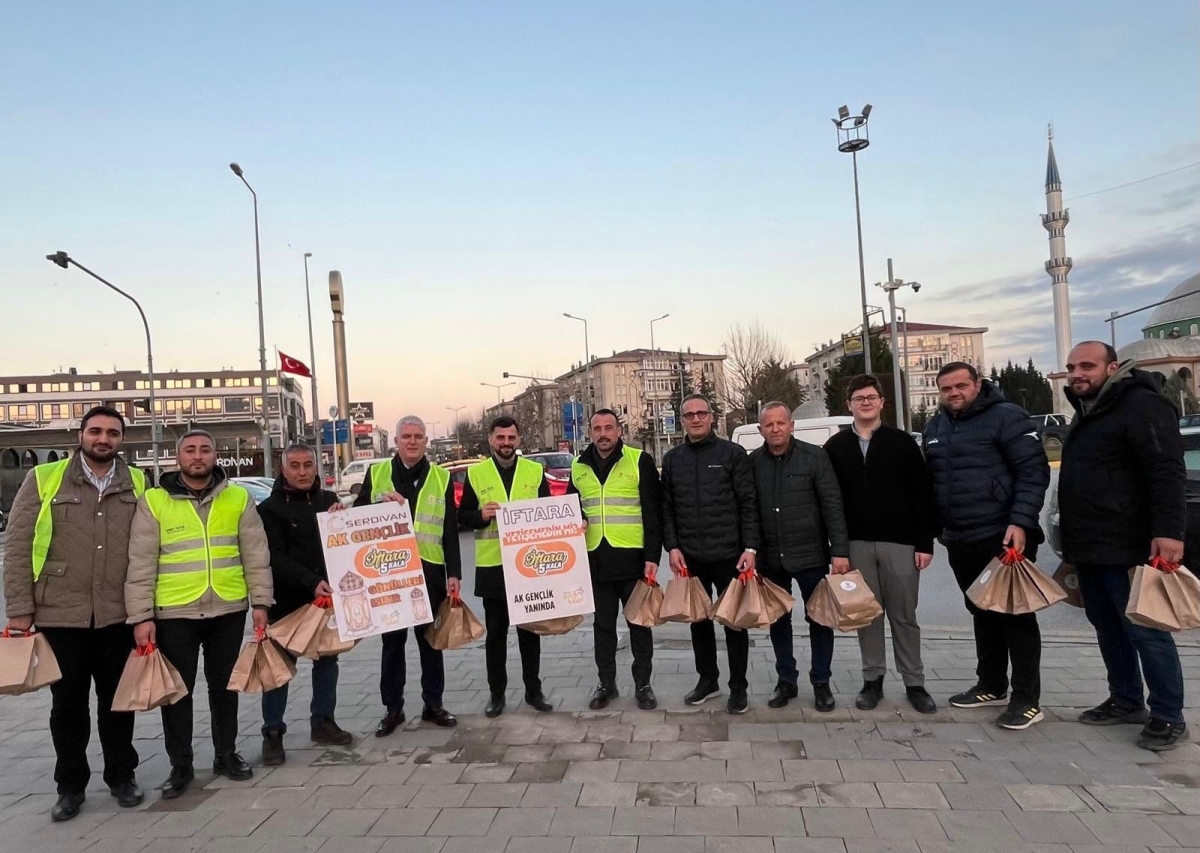 AK Parti Sakarya İl Başkanı Yunus Tever, şehri karış karış gezecekleri dev bir ziyaret programının startını verdi. Hedefte 194 bin 716 üyenin tamamı var. Her üyeye Cumhurbaşkanı Erdoğan imzalı özel bir teşekkür belgesi takdim