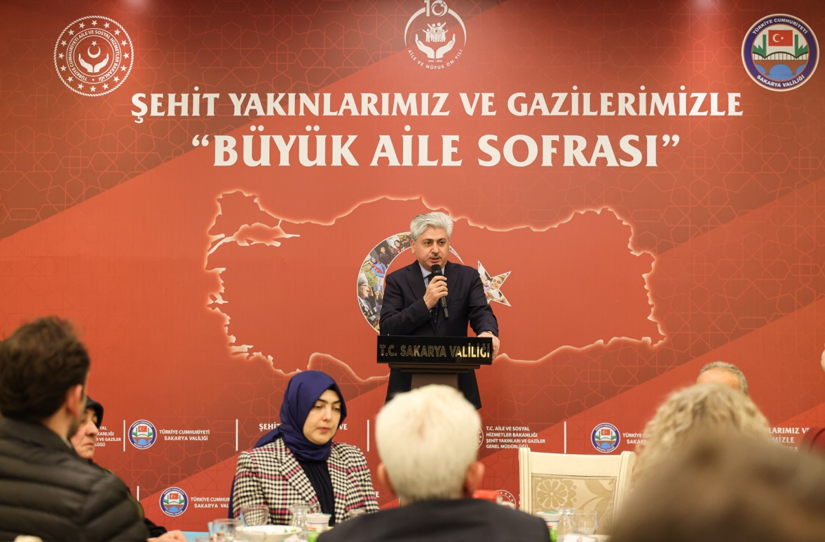 Sakarya Valisi Rahmi Doğan ve eşi Gülden Gülüzar Doğan, Ramazan ayının ilk gününde şehit aileleri ve gazilerle iftar sofrasında bir araya geldi. Vali Doğan,