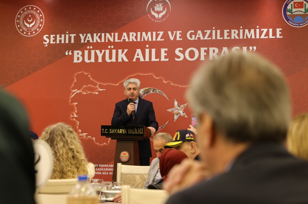Sakarya Valisi Rahmi Doğan ve eşi Gülden Gülüzar Doğan, Ramazan ayının ilk gününde şehit aileleri ve gazilerle iftar sofrasında bir araya geldi. Vali Doğan,