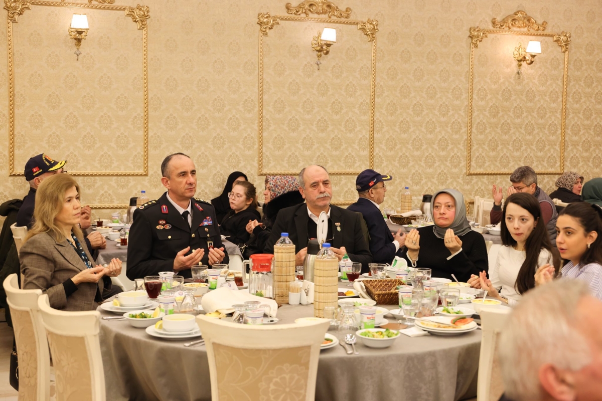 Sakarya Valisi Rahmi Doğan ve eşi Gülden Gülüzar Doğan, Ramazan ayının ilk gününde şehit aileleri ve gazilerle iftar sofrasında bir araya geldi. Vali Doğan,