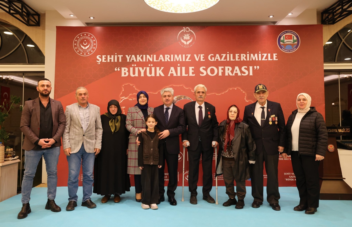 Sakarya Valisi Rahmi Doğan ve eşi Gülden Gülüzar Doğan, Ramazan ayının ilk gününde şehit aileleri ve gazilerle iftar sofrasında bir araya geldi. Vali Doğan,