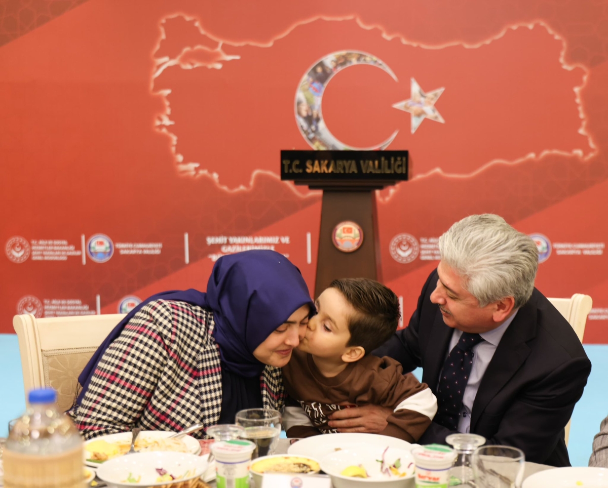 Sakarya Valisi Rahmi Doğan ve eşi Gülden Gülüzar Doğan, Ramazan ayının ilk gününde şehit aileleri ve gazilerle iftar sofrasında bir araya geldi. Vali Doğan,