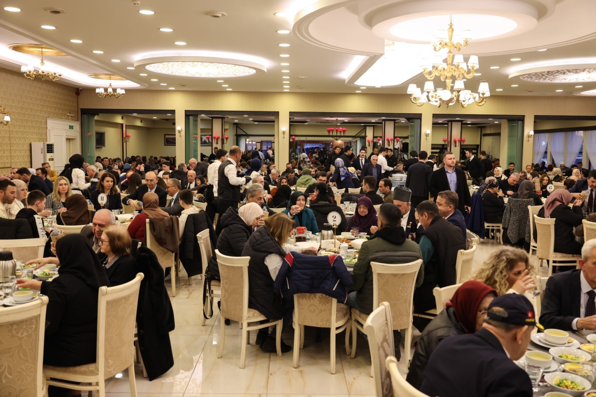 Sakarya Valisi Rahmi Doğan ve eşi Gülden Gülüzar Doğan, Ramazan ayının ilk gününde şehit aileleri ve gazilerle iftar sofrasında bir araya geldi. Vali Doğan,