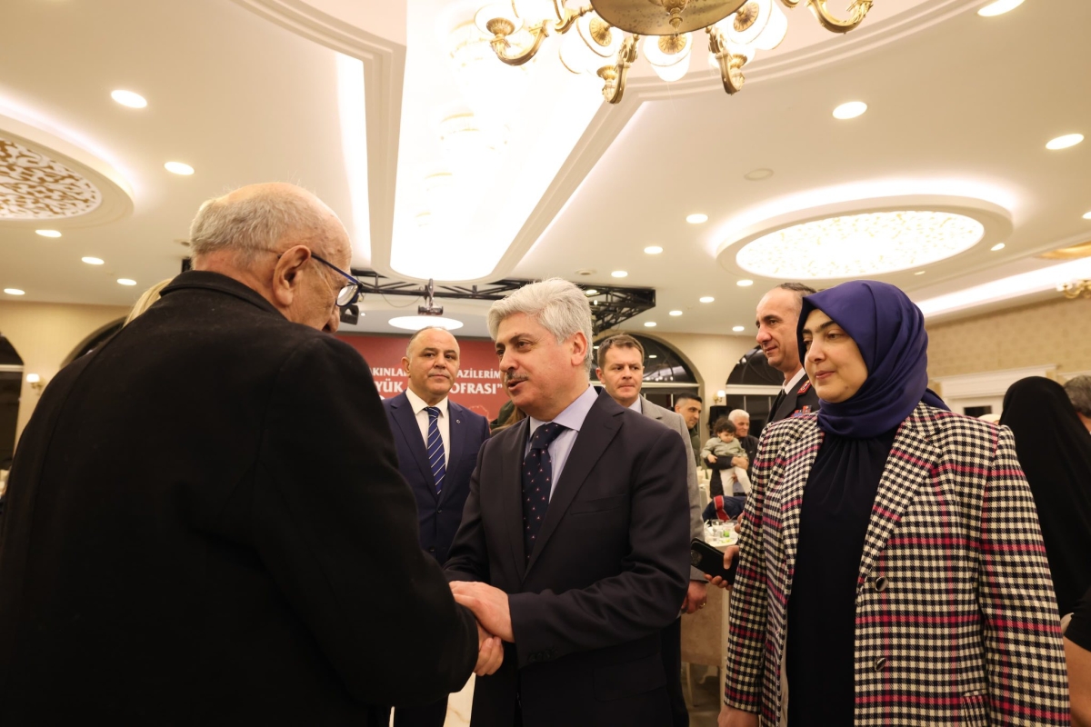 Sakarya Valisi Rahmi Doğan ve eşi Gülden Gülüzar Doğan, Ramazan ayının ilk gününde şehit aileleri ve gazilerle iftar sofrasında bir araya geldi. Vali Doğan,
