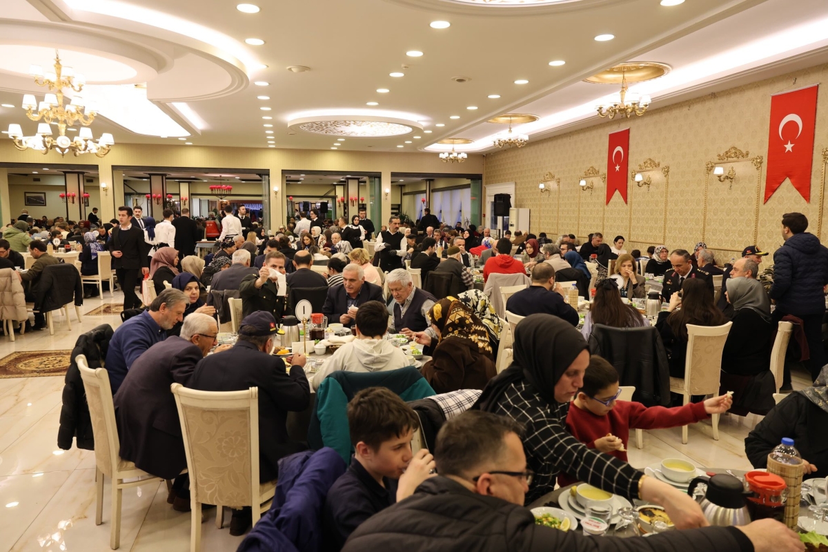 Sakarya Valisi Rahmi Doğan ve eşi Gülden Gülüzar Doğan, Ramazan ayının ilk gününde şehit aileleri ve gazilerle iftar sofrasında bir araya geldi. Vali Doğan,