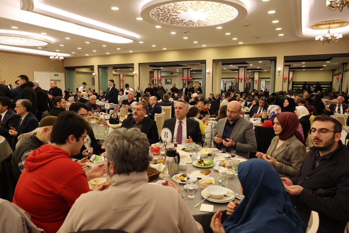 Sakarya Valisi Rahmi Doğan ve eşi Gülden Gülüzar Doğan, Ramazan ayının ilk gününde şehit aileleri ve gazilerle iftar sofrasında bir araya geldi. Vali Doğan,