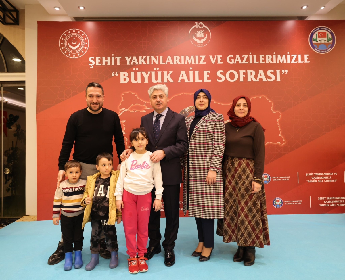 Sakarya Valisi Rahmi Doğan ve eşi Gülden Gülüzar Doğan, Ramazan ayının ilk gününde şehit aileleri ve gazilerle iftar sofrasında bir araya geldi. Vali Doğan,