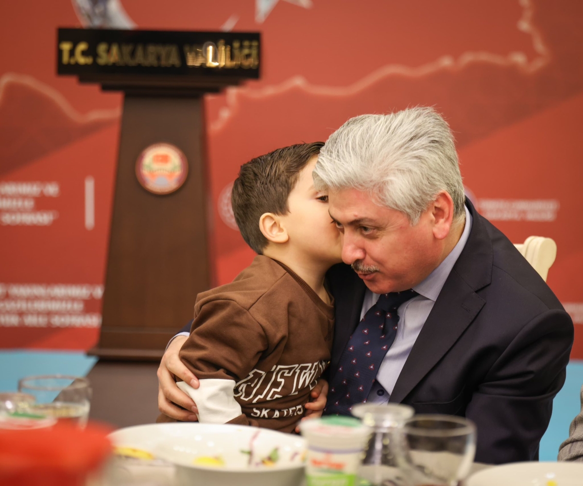 Sakarya Valisi Rahmi Doğan ve eşi Gülden Gülüzar Doğan, Ramazan ayının ilk gününde şehit aileleri ve gazilerle iftar sofrasında bir araya geldi. Vali Doğan,